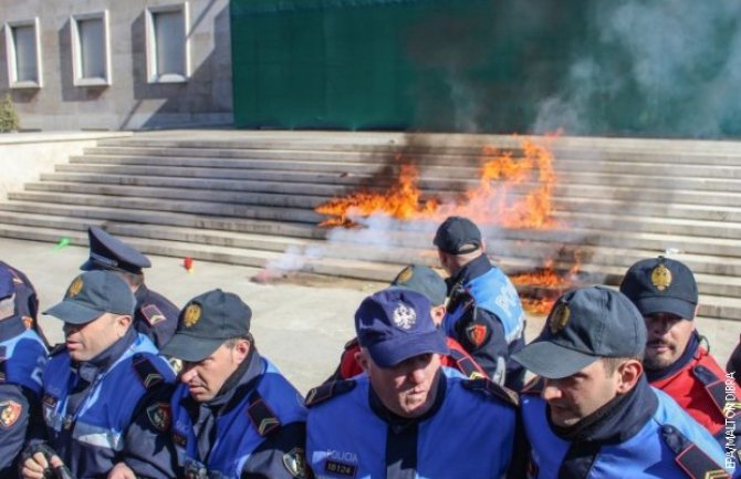 Albanija: Poslanici opozicije vratili mandate, 2.000 policajaca će obezbjeđivati protest