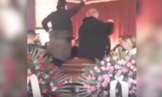 Šok snimci iz Sombora: Zaigrali kolo i zapjevali na sahrani, žena se popela na sanduk(VIDEO)