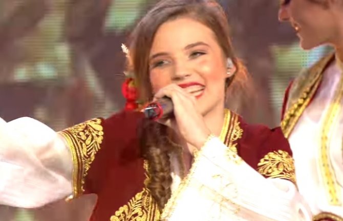 Katarina Radulović, djevojčica iz Podgorice, crnogorskom pjesmom očarala žiri (VIDEO)