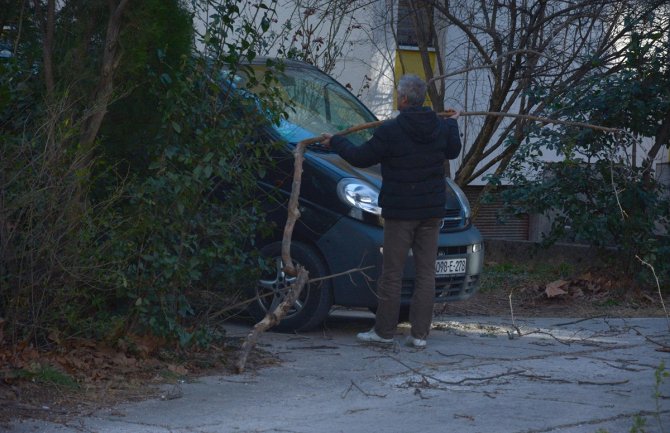 Vjetar u Trebinju odnio konstrukciju bazena, u Mostaru jedna osoba povrijeđena nakon što je stablo palo na automobile(FOTO)