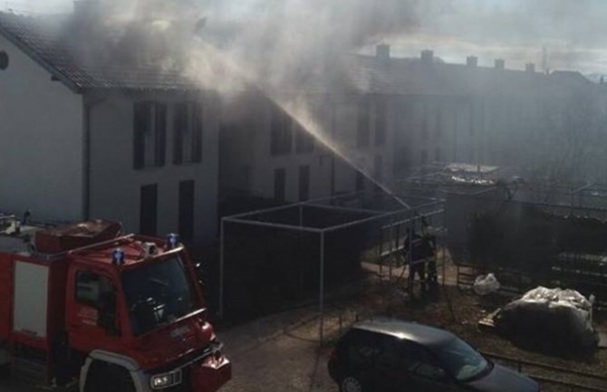 Nikšić: Požar u potkrovlju zgrade, 30tak vatrogasaca se borilo sa vatrom