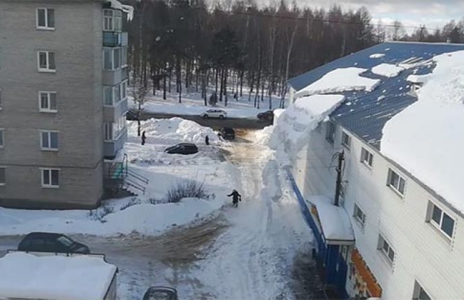 Rusija: Snijeg s krova zgrade pao pored starice u prolazu, od šoka ostala da leži na ulici