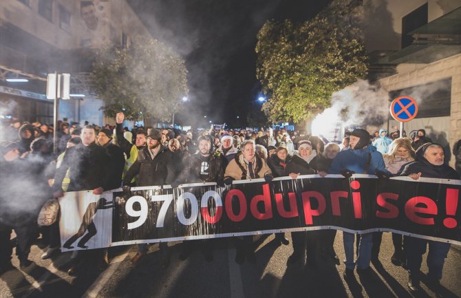Više hiljada građana na protestu u Podgorici: Zatražene ostavke čelnih ljudi u RTCG (FOTO)
