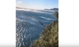 Bura i hladnoća nisu problem: Skočio sa litice i okupao se u moru (VIDEO)
