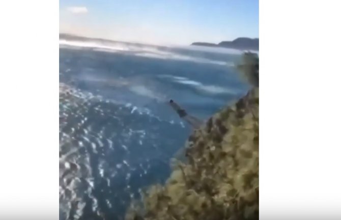 Bura i hladnoća nisu problem: Skočio sa litice i okupao se u moru (VIDEO)