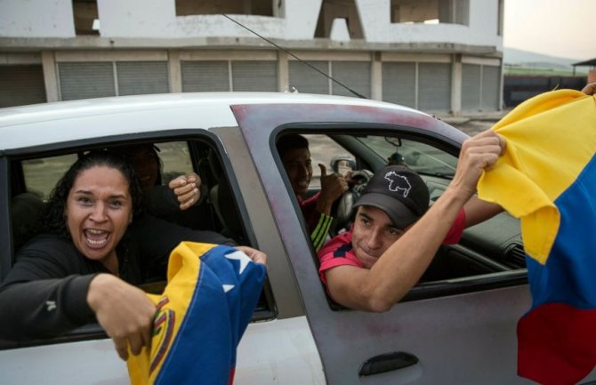Maduro se automobilom provozao centrom Karakasa: Mir će pobijediti