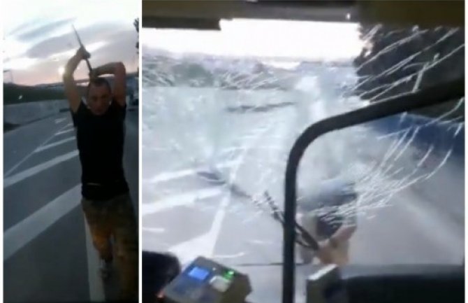 Split: Muškarac zaustavio autobus pa ga razbio(VIDEO)