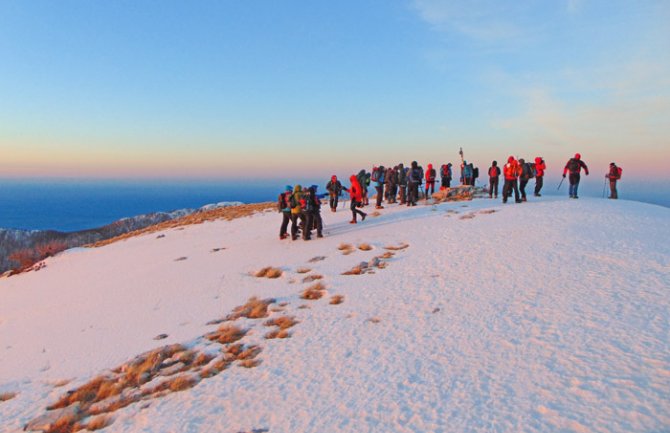„Noć punog mjeseca“: Oko 65 planinara uprkos ekstremnim uslovima stiglo do vrha Subra(FOTO)