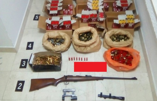 U vozilu i kući Podgoričanina otkriveno oružje i municija