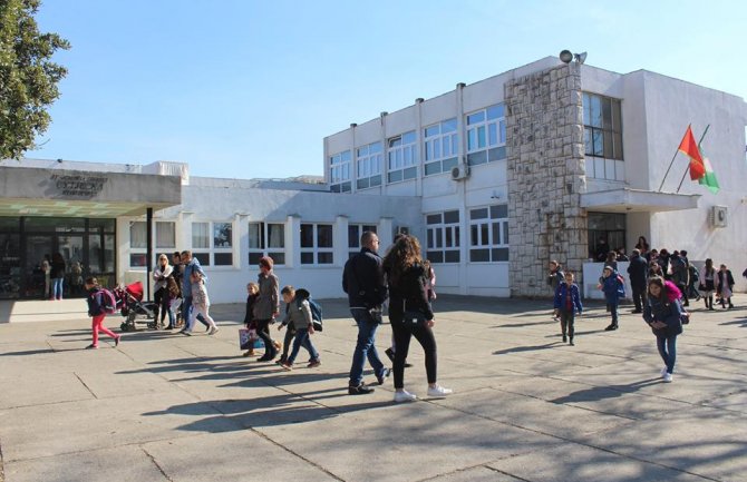Mitrović: Pola miliona eura  ze rekonstrukciju više podgoričkih škola, planirane i investicije na Sjeveru