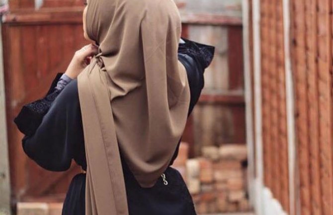 Prema etičkom kodeksu zabranjeno je nošenje hidžaba u javnoj upravi