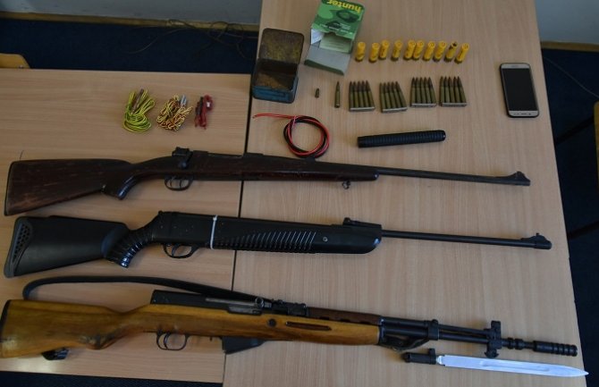 Nikšić: Policija pretresima više lokacija pronašla veću količinu oružja i municije 