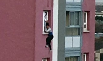 Užas u Glazgovu: Muškarac držao ženu za kosu na prozoru 11-og sprata, a potom je ispustio (FOTO)