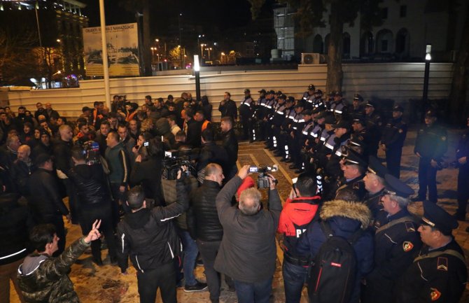 Tenzije na protestu opozicije u Tirani