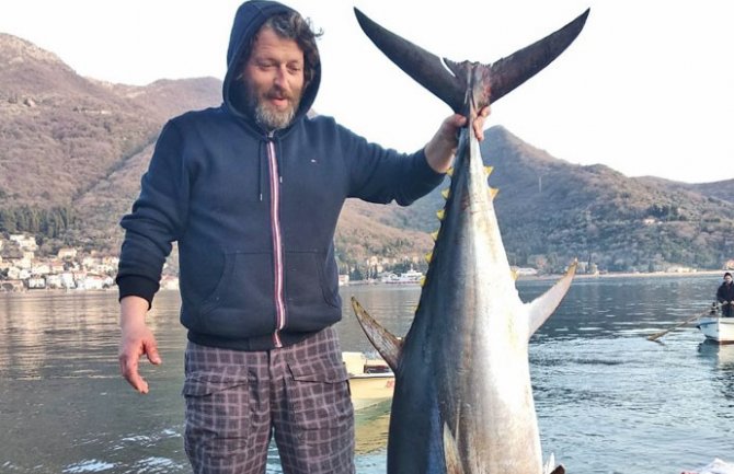 Mirkova ribarska avantura: Ulovio tunu od 72 kg, borbu vodio čitav sat(FOTO)