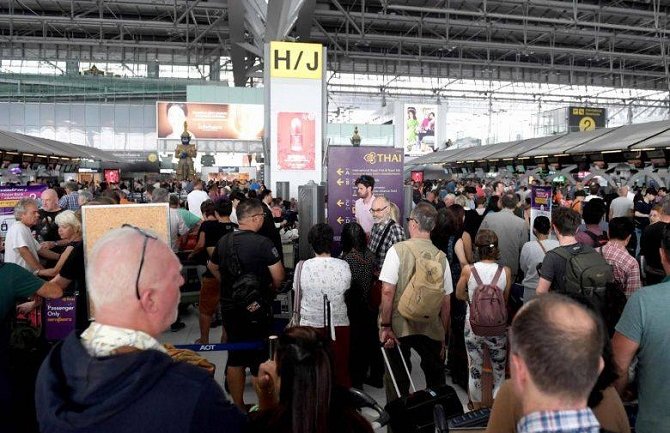 Bangkok: Hiljade ljudi blokirano na aerodromu (VIDEO)