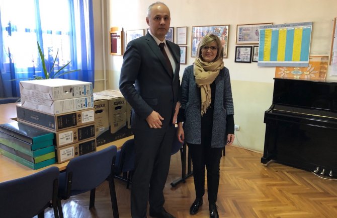 Prijestonica donirala računare Srednjoj likovnoj školi „Petar Lubarda“