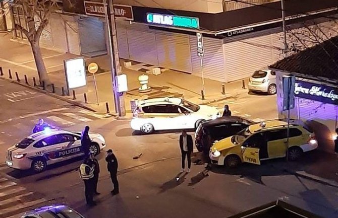 Podgorica: Auto udarilo u zlataru, policajci zamalo nastradali