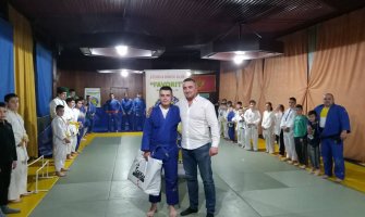 Cakan darovao opremu jedinom bjelopoljskom paraolimpijcu Adnanu Kujoviću  