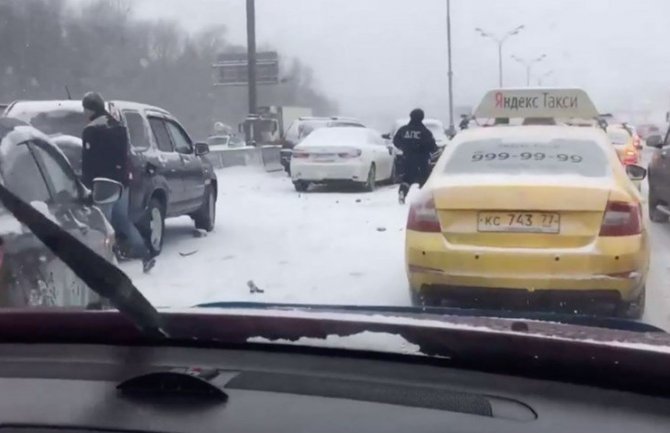 Moskva: Lančani sudar desetine vozila (VIDEO)