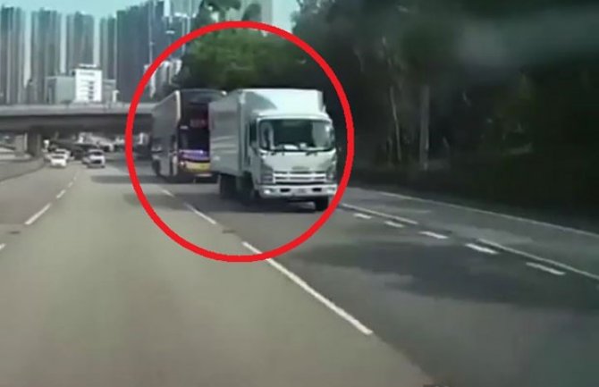 Sudar autobusa i kamiona, poginula oba vozača, 15 osoba povrijeđeno(VIDEO)
