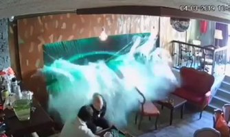 Nikšić: Pukao ogromni akvarijum dok su dva mladića ispijala kafu u lokalu (VIDEO)