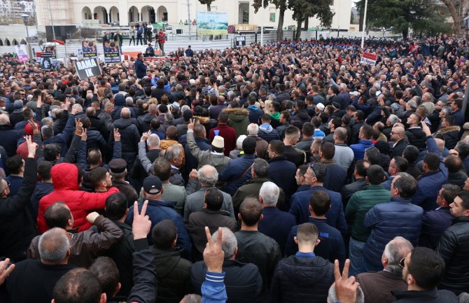Hiljade demonstranata pred parlamentom Albanije traže prijevremene izbore