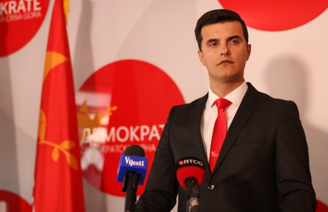 Šaranović: Vlada će dug nacionalnog avio prevoznika svaliti na teret građana