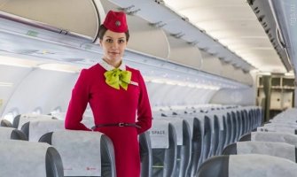 Evo zbog čega stjuardese drže ruke na leđima dok dočekuju putnike