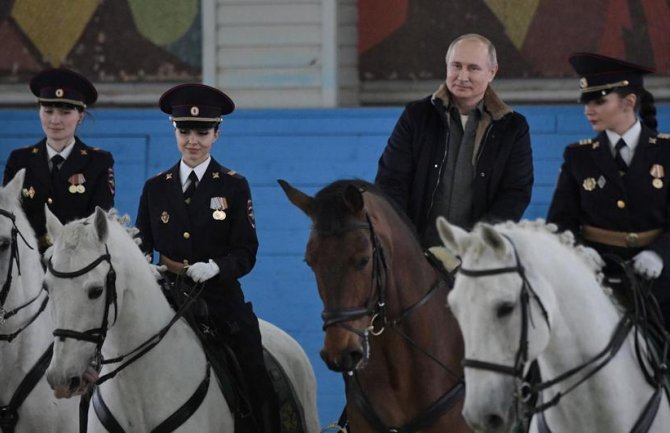 Putin jahao s policajkama pa im poklonio konja (VIDEO)