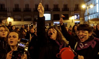 Žene u Španiji dočekale Dan žena udarajuću u lonce i tiganje (FOTO)