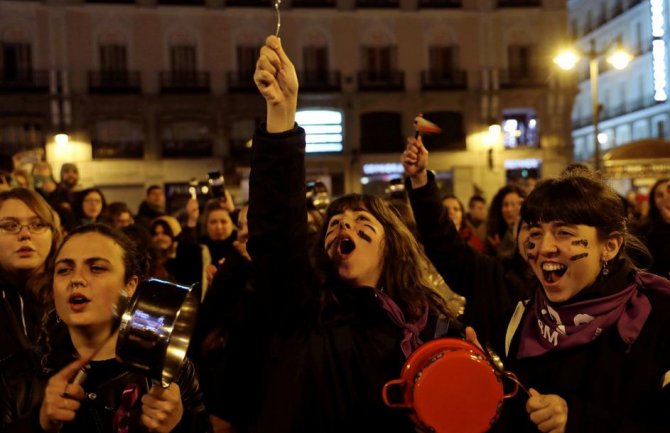 Žene u Španiji dočekale Dan žena udarajuću u lonce i tiganje (FOTO)