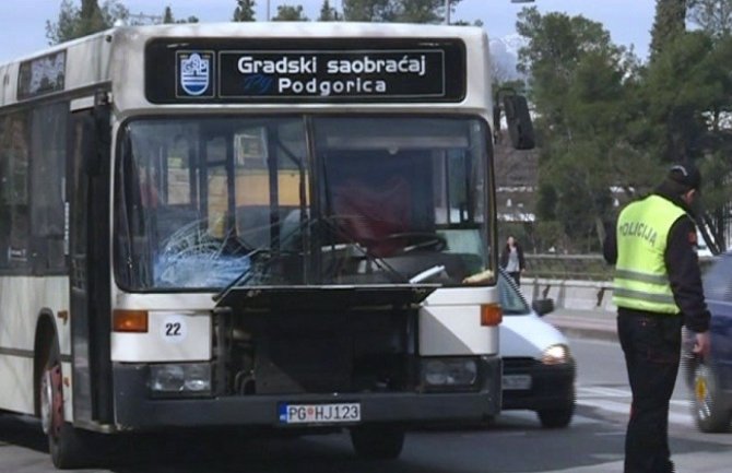 Podgorica: Kamenica probila staklo autobusa, djevojčica umalo pogođena