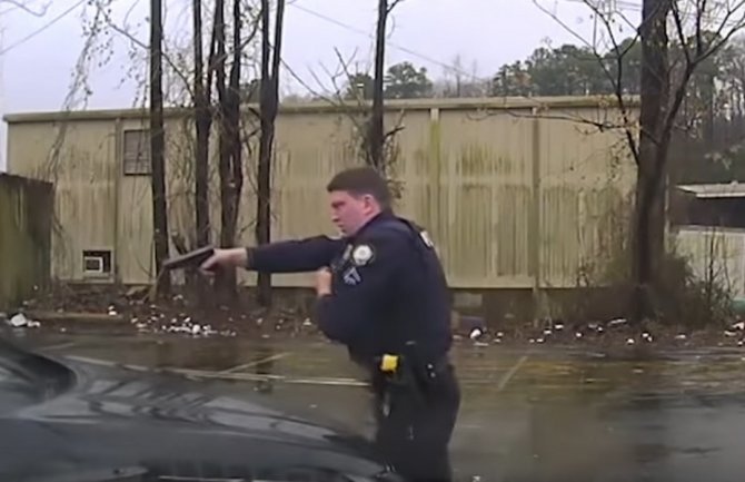 Policajac tražio od vozača da napusti vozilo a potom u njega ispalio 15 hitaca (VIDEO)