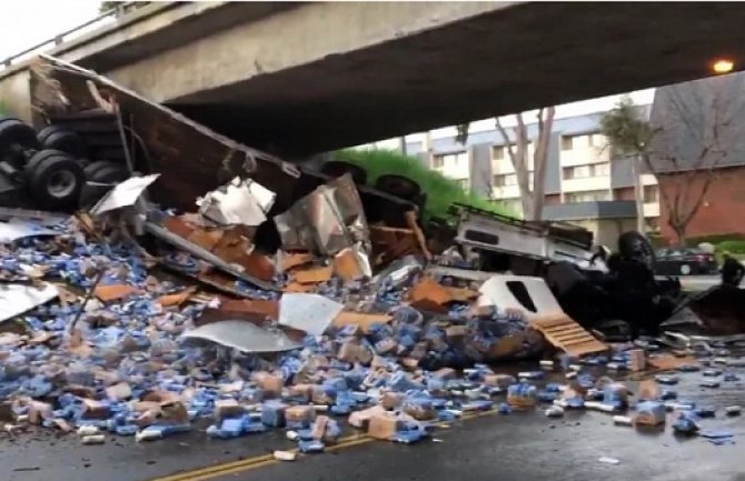 Napile se ulice: Prevrnuo se kamion koji je prevozio pivo (VIDEO)