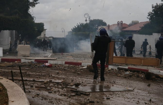 Haos na protestima u Alžiru, povrijeđeno 112 policajaca, uhapšeno 195 osoba