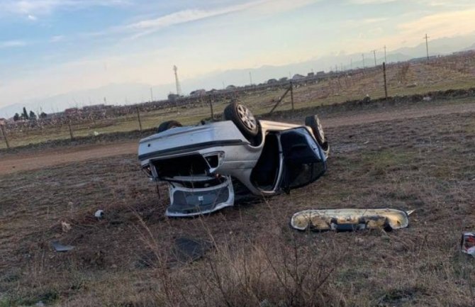 Saobraćajna nezgoda kod Tuzi:Maloljetnici povrijeđeni, auto završilo na krovu