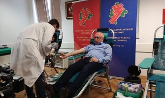 Mustafić i zaposleni Zavoda dobrovoljno dali krv (FOTO)