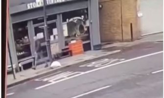 Kakva sreća: Čovjek prošao pored zgrade sekund prije nego što se srušila (VIDEO)