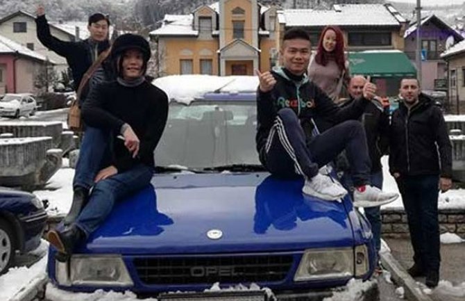 Kinezi krenuli u Crnu Goru, ali im snijeg otežao put: Ostali zavijani na Javoru
