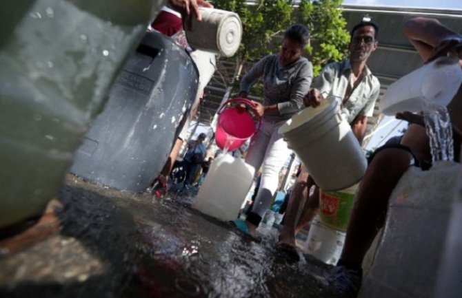 Venecuela sada i bez vode: Građani je skupljaju kod kanalizacionih ispusta (VIDEO)