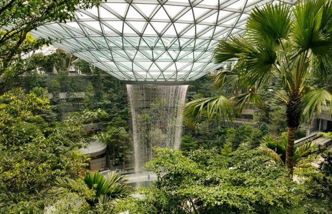 Najveći zatvoreni vodopad na svijetu nalazi se na aerodromu u Singapuru