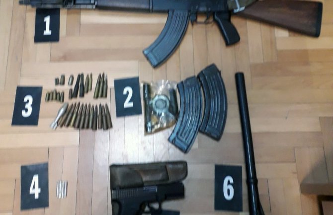 Pretresi na tri lokacije: Pronađena automatska puška, pištolj i municija, jedna osoba uhapšena