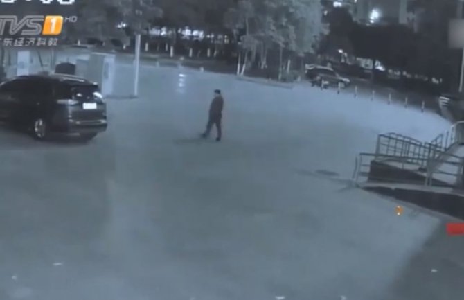 Opljačkao ženu uz prijetnju nožem pa se sažalio i vratio joj novac (VIDEO)