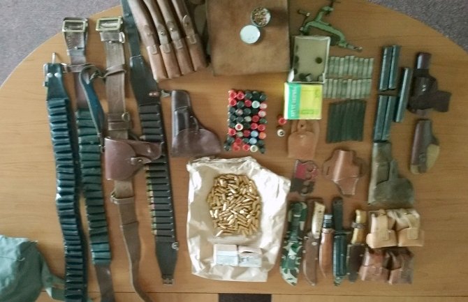 Kod 18-godišnjaka iz Andrijevice pronađena municija, noževi, vojni bajonet