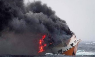 Francuska: Pokušaj da se zadrži nafta prolivena sa tankera koji je potonuo