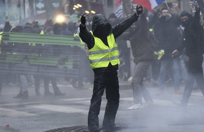 Sukob žutih prsluka i policije u Parizu, uhapšeno 20 osoba