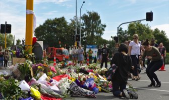 Građani Novog Zelanda ostavili cvijeće na mjestu ubistva muslimana tokom džuma-namaza (FOTO)