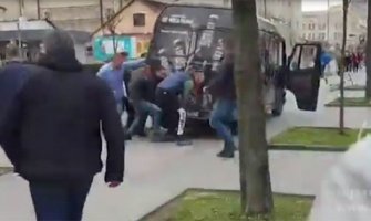 Banjaluka: Kombijem pokosio ženu na trotoaru,prolaznici podizali vozilo kako bi joj pomogli (UZNEMIRUJUĆI VIDEO)