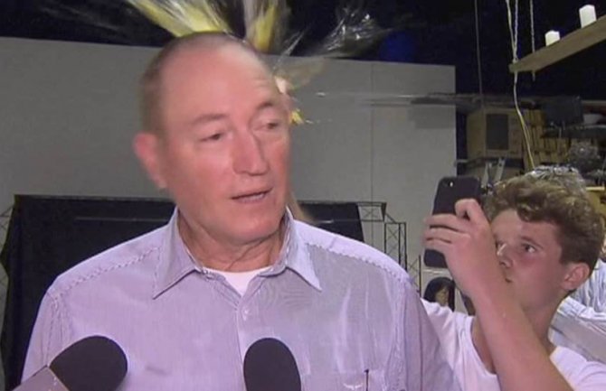 Tinejdžer gađao senatora jajetom, on ga udario u glavu (VIDEO)